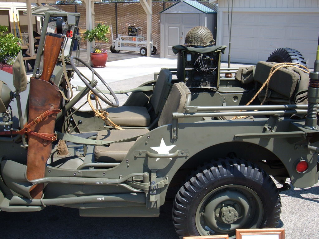 1945_Willys_jeep_with_trailer_2