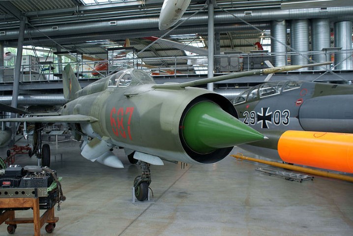 Mikoyan_Gurevich_MiG-21MF_Fishbed-J_Red_687_Luftstreitkräfte_der_NVA_RFront_DMFO_10June2013_(14563802306) (Piccola)